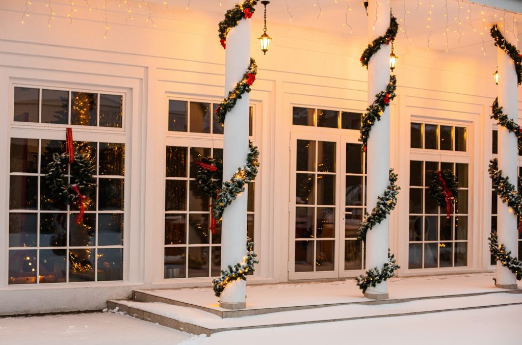 elegant-christmas-lights-and-decorations-installed
